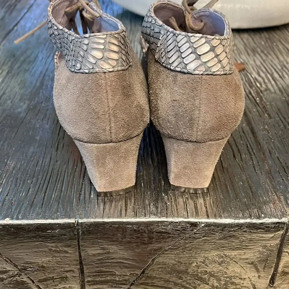 Johnston & Murphy Gray Low Heel Strap Tie Pumps sz 8 EUC